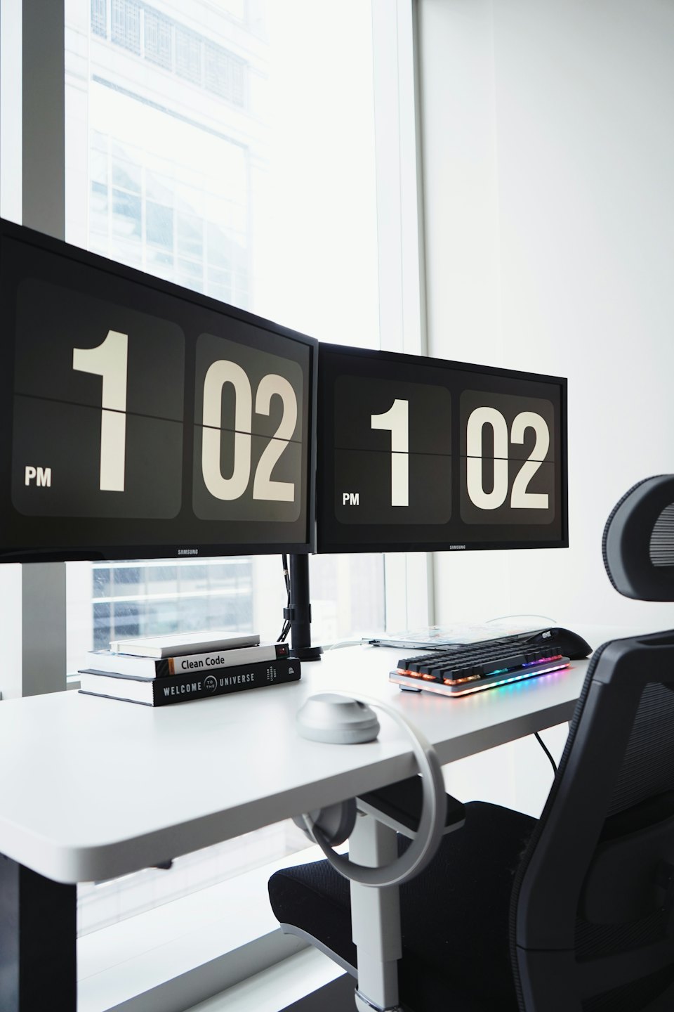 Çift monitörlü ve RGB klavyeli modern ev ofis masası.