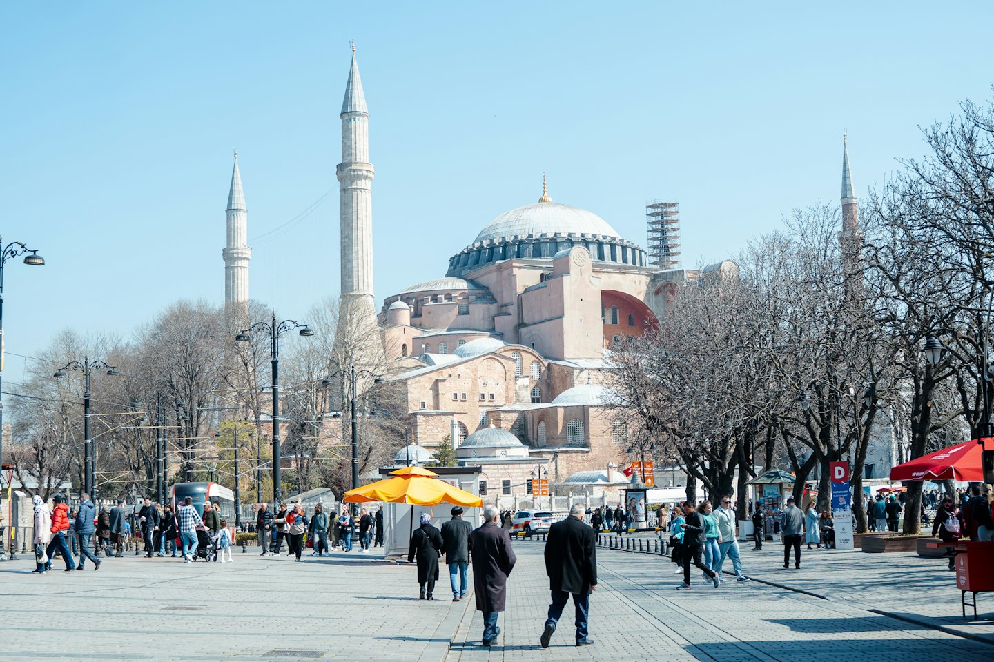 Yaya'lar Ayasofya yakınlarındaki bir meydandan geçiyor.